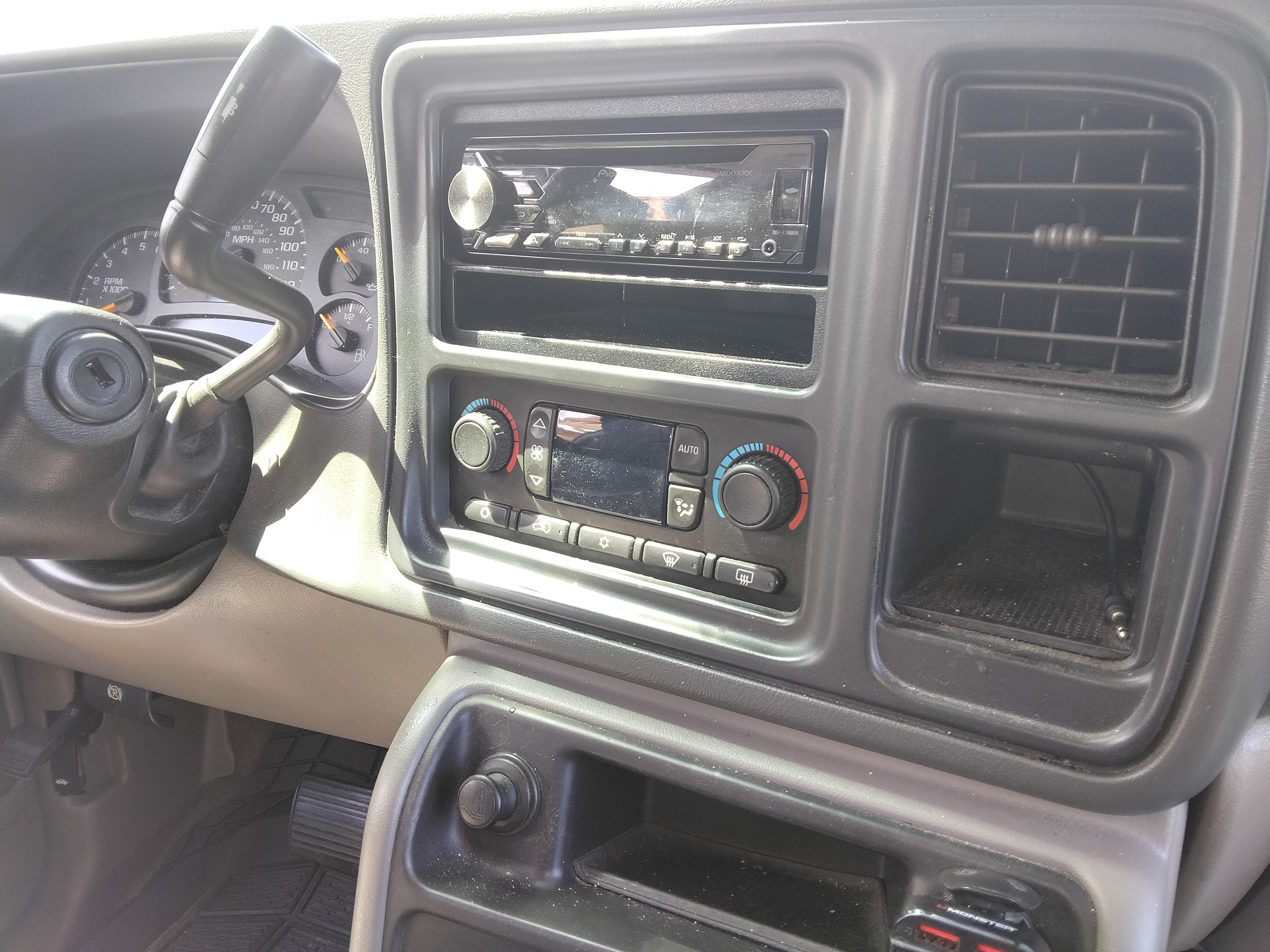 Used 2005 Chevrolet Tahoe LT w/ LT Preferred Equipment Group RWD image 10
