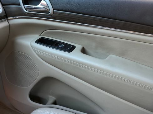 Used 2014 Jeep Grand Cherokee Overland w/ Advanced Technology Group image 11