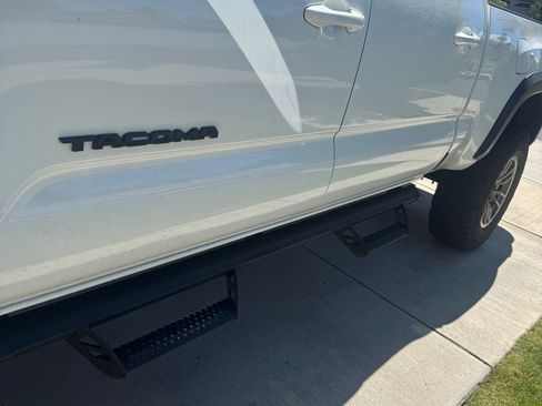 Used 2023 Toyota Tacoma TRD Off-Road w/ Technology Package AWD/4WD image 9