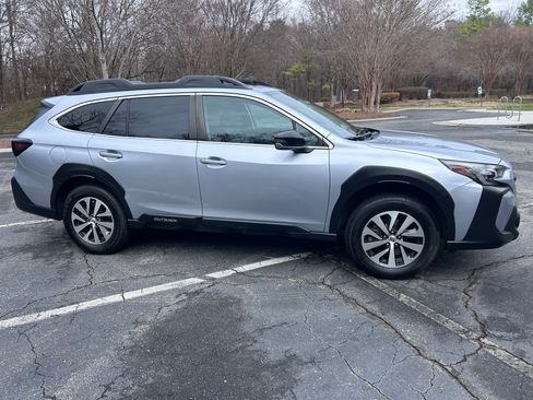 Used 2023 Subaru Outback Premium image 5