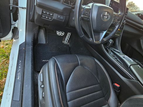 Used 2019 Toyota Avalon Touring image 11