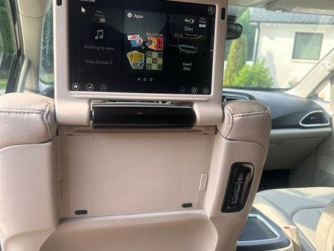 Used 2019 Chrysler Pacifica Touring-L Plus w/ Advanced Safetytec Group FWD image 9