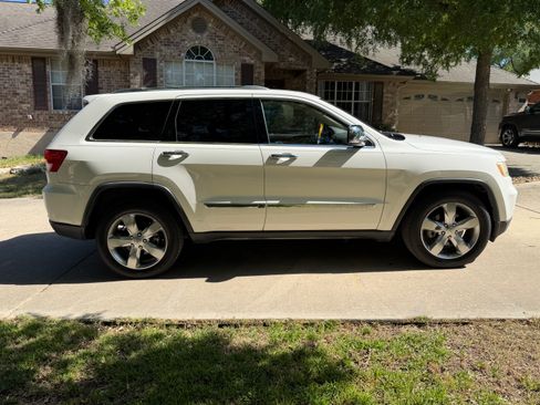 Used 2012 Jeep Grand Cherokee Overland image 5