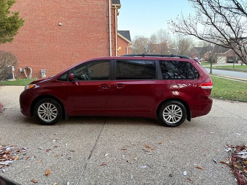 Used 2011 Toyota Sienna XLE image 8