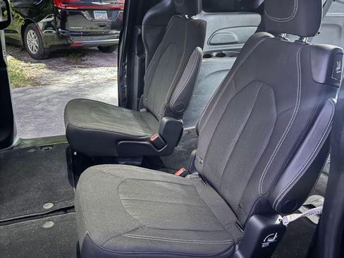 Used 2018 Chrysler Pacifica Touring Plus image 11