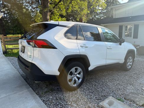 Used 2022 Toyota RAV4 LE AWD/4WD image 2