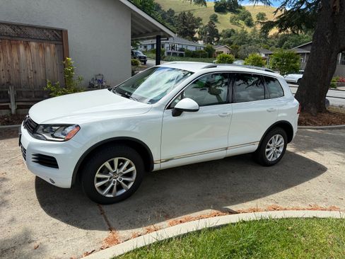 Used 2014 Volkswagen Touareg Sport image 2