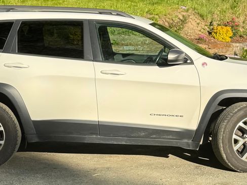 Used 2016 Jeep Cherokee Trailhawk w/ Leather Interior Group AWD/4WD image 5