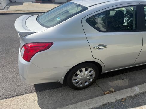 Used 2015 Nissan Versa SV image 6