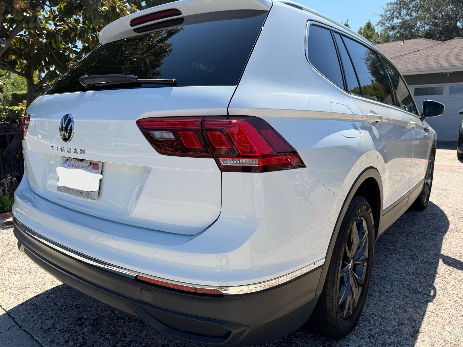 Used 2024 Volkswagen Tiguan SE w/ Panoramic Sunroof Package FWD image 4