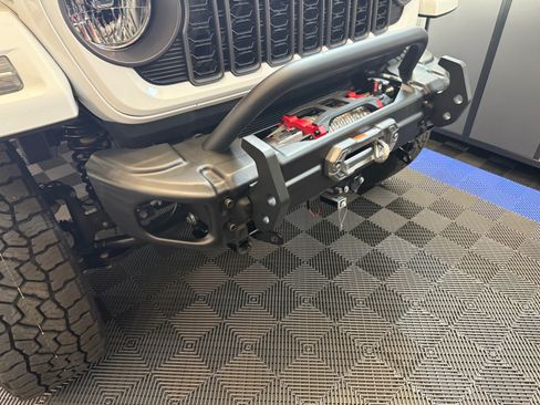 Used 2024 Jeep Wrangler Unlimited AWD/4WD image 9