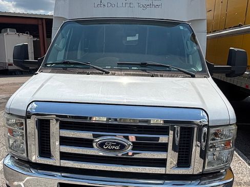 Used 2014 Ford E-350 and Econoline 350 Super Duty image 2
