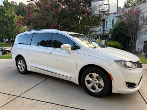 Used 2017 Chrysler Pacifica Touring-L Plus w/ Advanced Safetytec Group FWD image 12