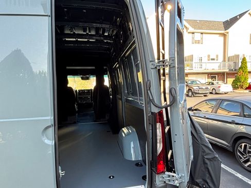Used 2024 Mercedes-Benz Sprinter 2500 image 13