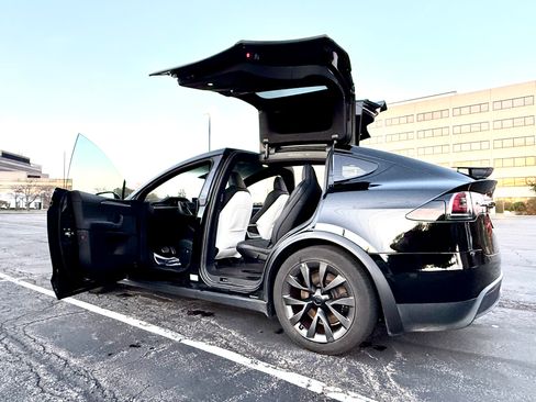 Used 2023 Tesla Model X image 32