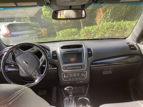 Used 2014 Kia Sorento SX image 10