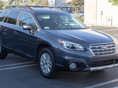 Used 2017 Subaru Outback 2.5i Premium image 2
