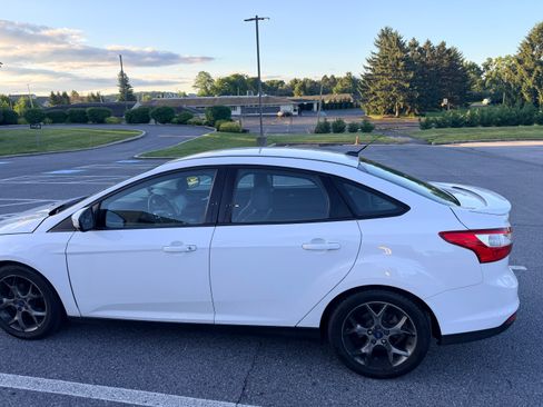 Used 2014 Ford Focus SE w/ Equipment Group 201A FWD image 9