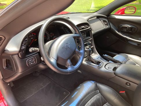Used 2004 Chevrolet Corvette Coupe w/ Roof Package RWD image 17