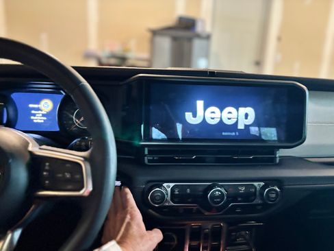 Used 2024 Jeep Wrangler Unlimited Sahara AWD/4WD image 4