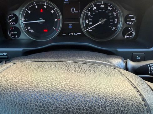 Used 2016 Toyota Land Cruiser image 2