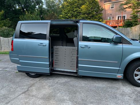 Used 2010 Chrysler Town & Country Touring image 4