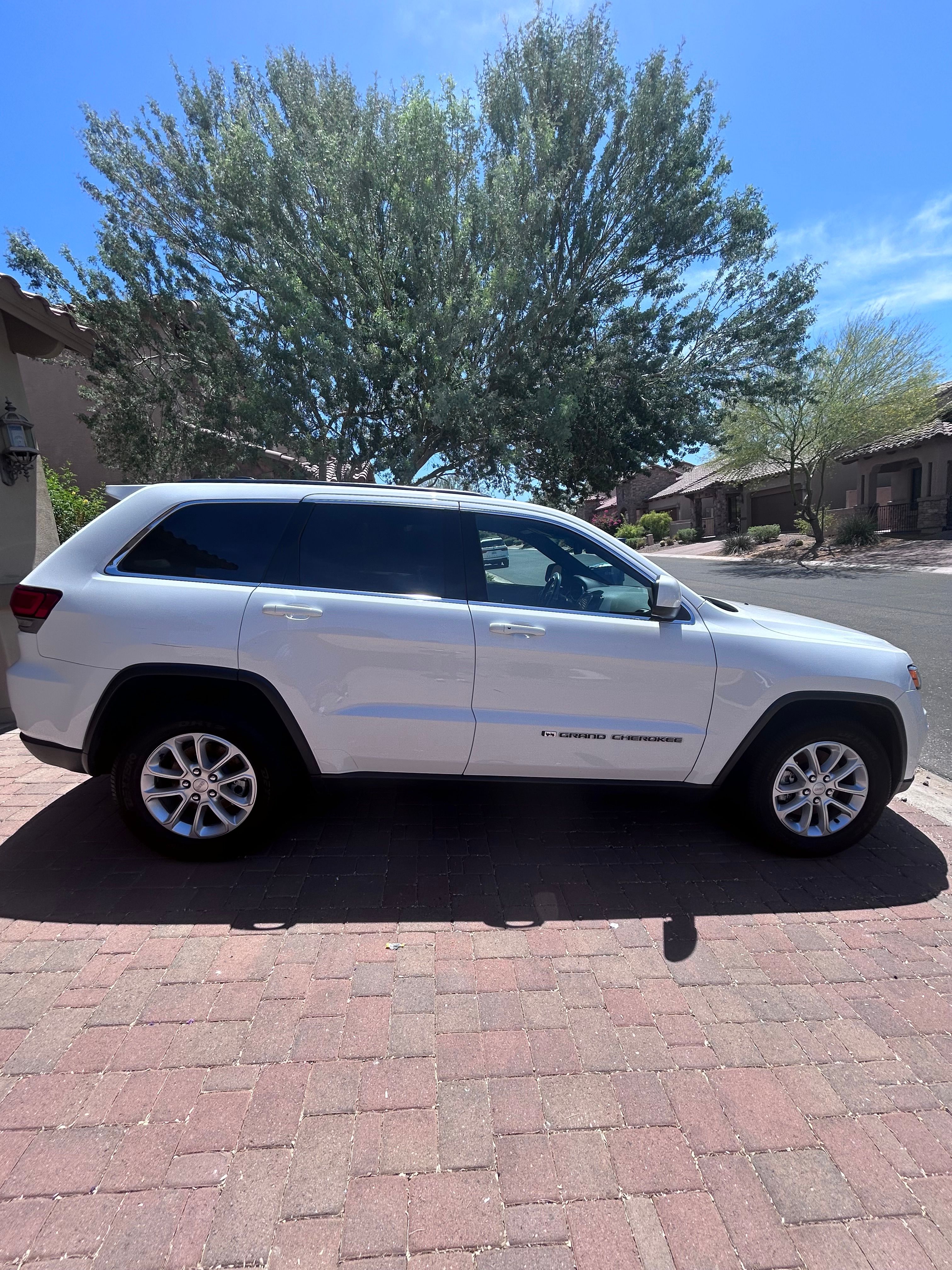 Used 2022 Jeep Grand Cherokee Laredo E w/ Security & Convenience Group RWD image 1