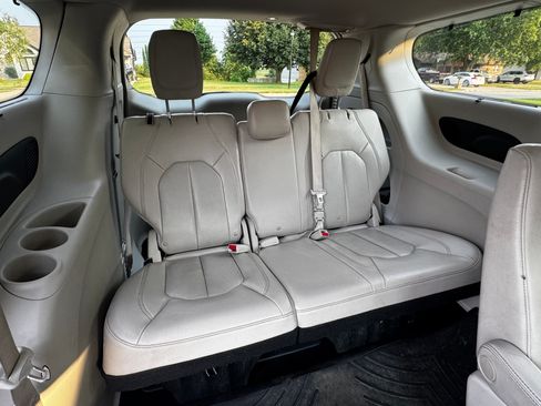 Used 2020 Chrysler Pacifica Touring-L Plus w/ Advanced Safetytec Group FWD image 21