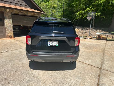 Used 2021 Ford Explorer XLT w/ Equipment Group 202A RWD image 9