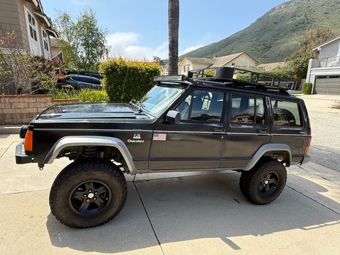 Used 1995 Jeep Cherokee Country image 1