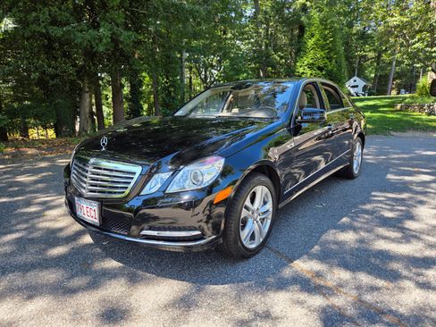 Used 2011 Mercedes-Benz E 550 4MATIC Sedan image 1