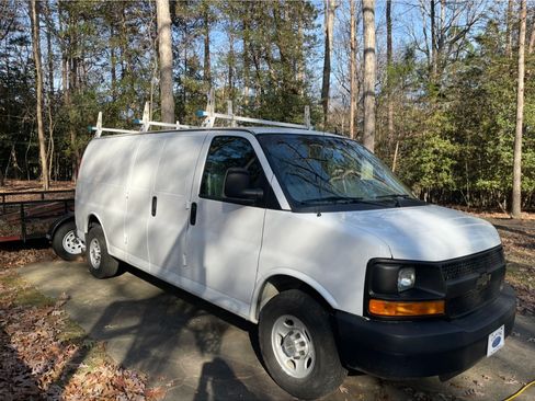Used 2014 Chevrolet Express 2500 Extended RWD image 2