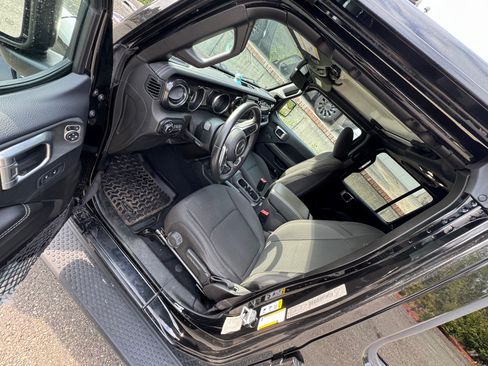 Used 2019 Jeep Wrangler Unlimited Sahara w/ Uconnect 4C Nav & Sound Group image 11