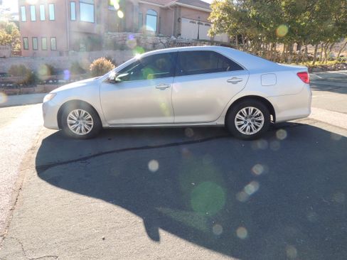 Used 2013 Toyota Camry LE image 9