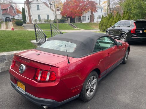 Used 2010 Ford Mustang Convertible image 4