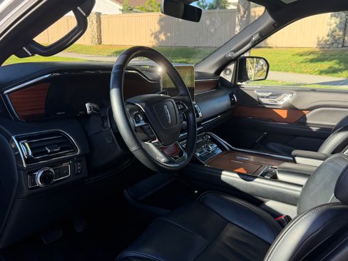 Used 2018 Lincoln Navigator Select w/ Technology Package AWD/4WD image 12