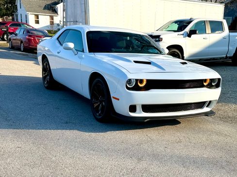 Used 2018 Dodge Challenger SXT image 2