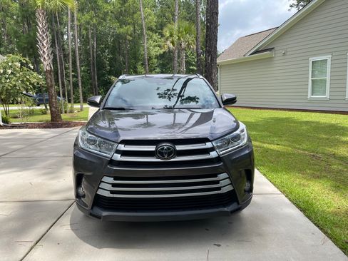Used 2019 Toyota Highlander XLE image 2