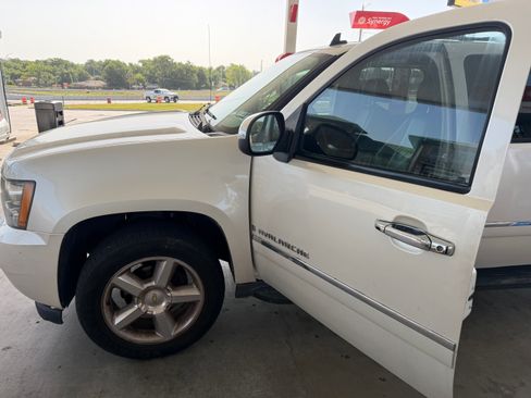 Used 2009 Chevrolet Avalanche LTZ AWD/4WD image 4