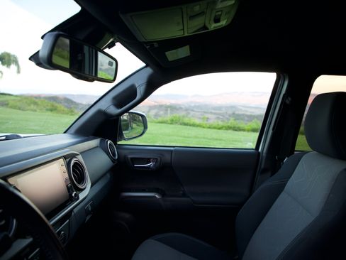 Used 2022 Toyota Tacoma TRD Off-Road RWD image 2