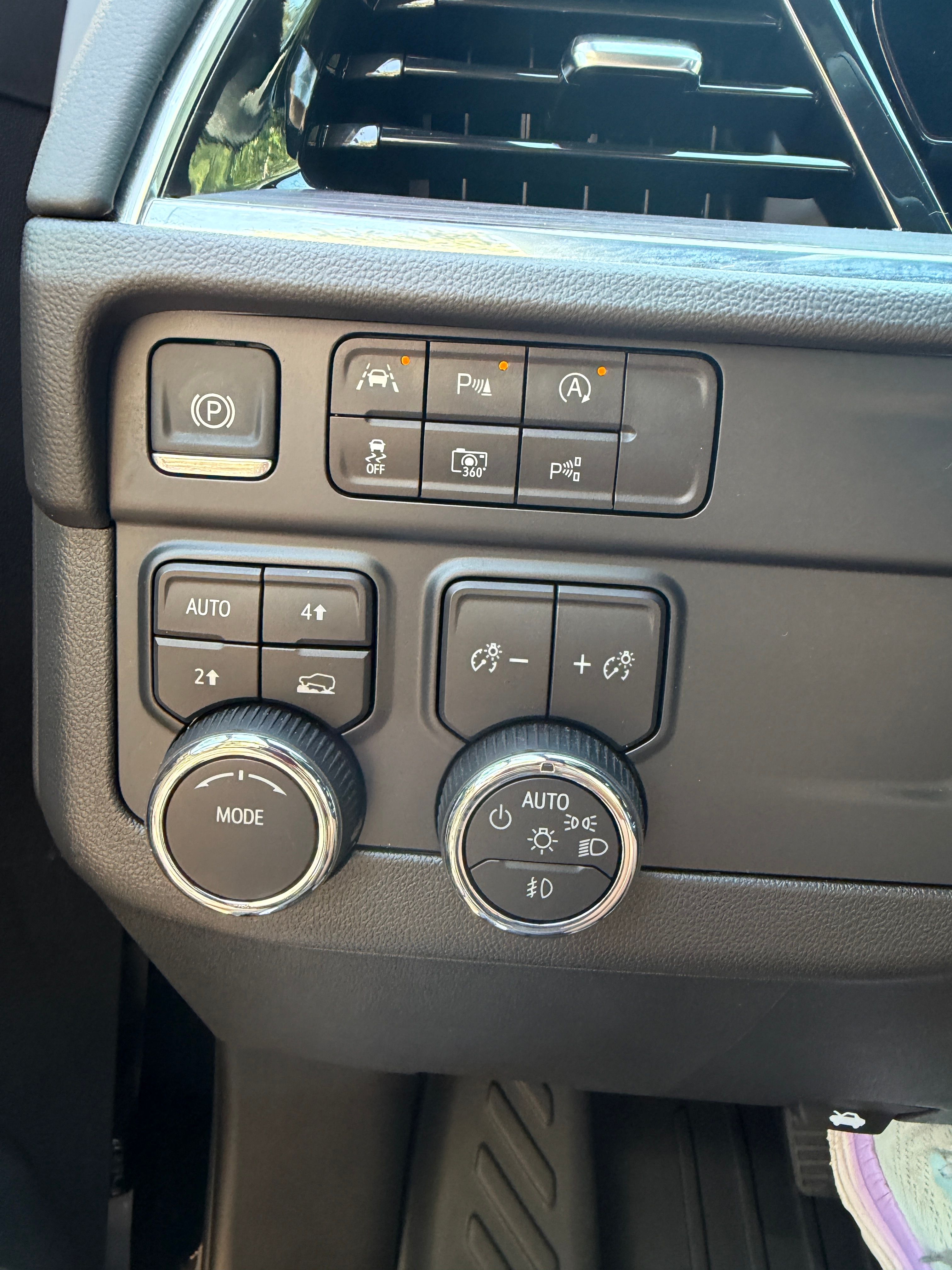 Used 2025 Chevrolet Tahoe LT w/ Comfort Package AWD/4WD image 10