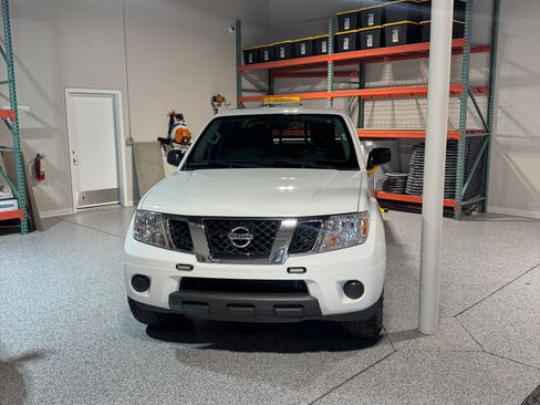Used 2019 Nissan Frontier SV image 1