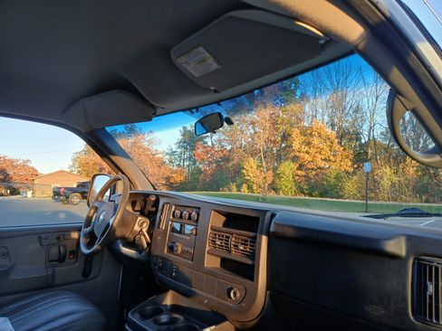 Used 2009 Chevrolet Express 3500 Extended image 12