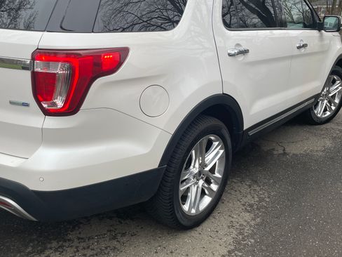 Used 2017 Ford Explorer Limited image 2