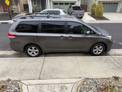 Used 2013 Toyota Sienna LE image 9