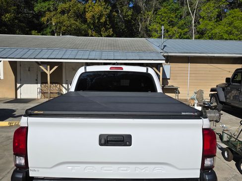 Used 2018 Toyota Tacoma SR image 5