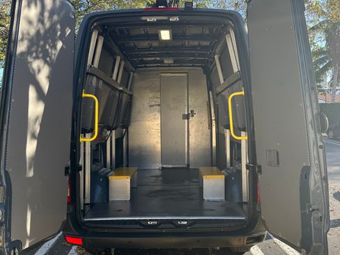 Used 2018 Mercedes-Benz Sprinter 2500 image 12