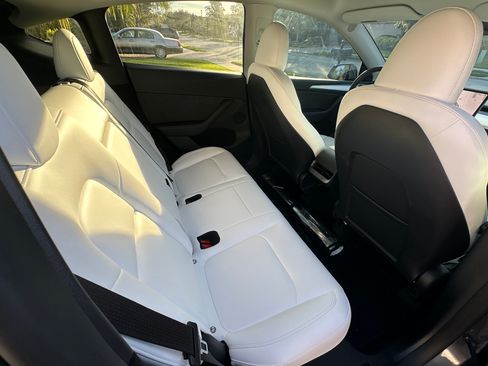 Used 2023 Tesla Model Y Performance image 12