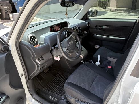 Used 2015 Scion xB FWD image 11