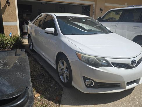 Used 2014 Toyota Camry SE image 2